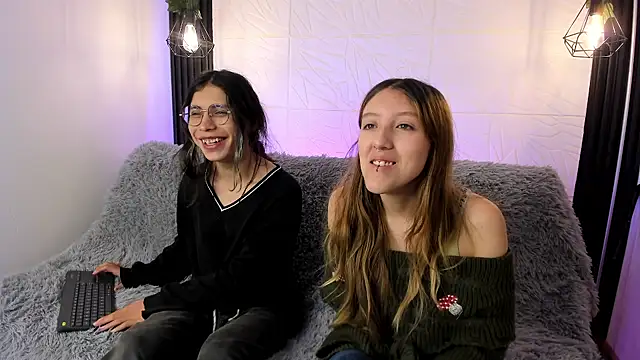 Snapshot of BRIAR_AND_BLAIR chatting on October 23, 2025, 1:21 pm BRIAR AND BLAIR online show from October 23, 2025, 1:21 pm