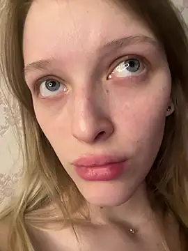 Snapshot of Evvie_Summn1 chatting on April 20, 2026, 2:29 pm Evvie Summn1 online show from April 20, 2026, 2:29 pm