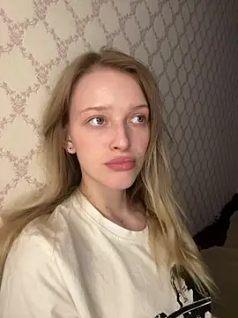 Snapshot of Evvie_Summn1 chatting on April 23, 2026, 10:00 am Evvie Summn1 online show from April 23, 2026, 10:00 am