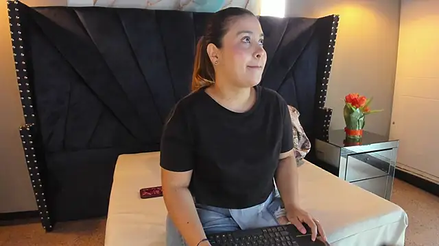 MAHIASMITH13 online show from November 14, 2025, 1:15 pm