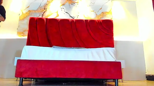 MAISE HILL1 online show from November 7, 2025, 1:26 pm