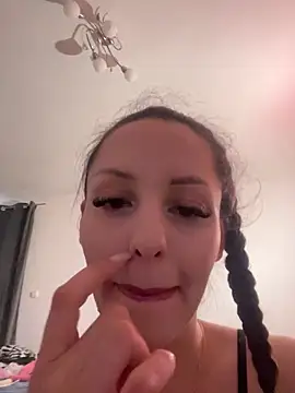 Snapshot of Chiara0102 chatting on June 9, 2026, 4:30 pm Chiara0102 online show from June 9, 2026, 4:30 pm
