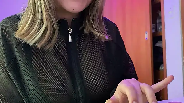 hannahcdmx online show from September 15, 2025, 5:57 pm