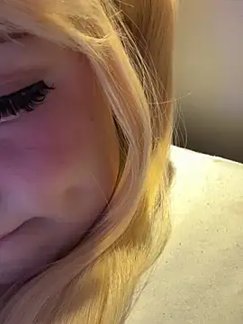 Snapshot of m0ondolly chatting on April 2, 2026, 7:04 am m0ondolly online show from April 2, 2026, 7:04 am