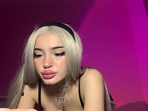 Snapshot of madelinexx chatting on February 16, 2025, 8:11 pm madelinexx online show from February 16, 2025, 8:11 pm
