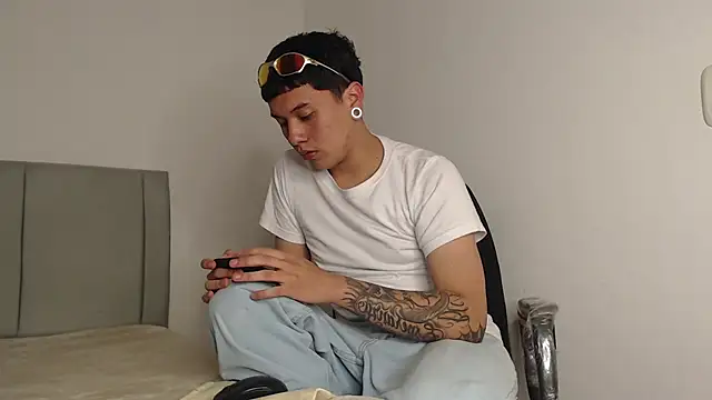 Snapshot of alex-lover chatting on February 10, 2026, 1:48 am alex-lover online show from February 10, 2026, 1:48 am