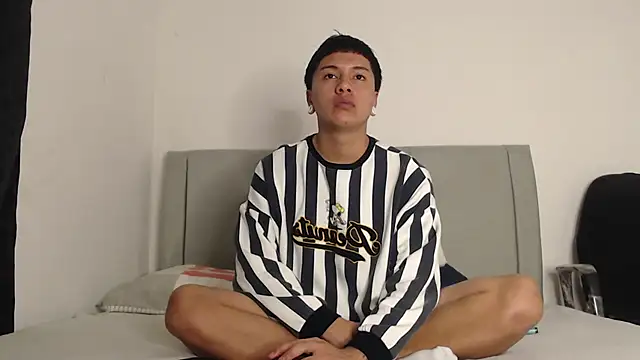 alex-lover online show from April 21, 2026, 7:42 pm