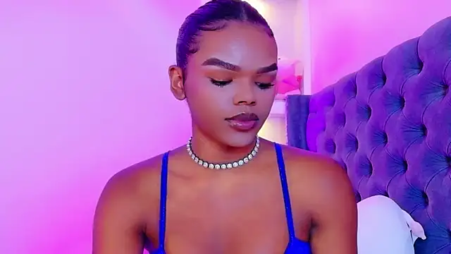 CamiEstrada online show from November 20, 2025, 12:17 pm