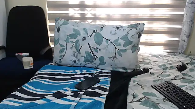 Foxybrownxx1 online show from May 8, 2026, 7:23 am