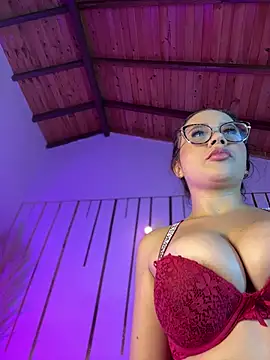 Snapshot of LylaLee111 chatting on February 6, 2025, 1:10 pm LylaLee111 online show from February 6, 2025, 1:10 pm