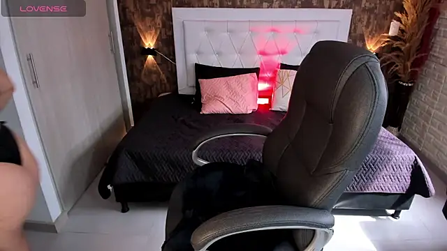 Snapshot of samantha__karolstone chatting on February 6, 2025, 7:40 pm samantha karolstone online show from February 6, 2025, 7:40 pm