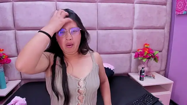 Miaa Smiith  online show from March 19, 2025, 5:52 am