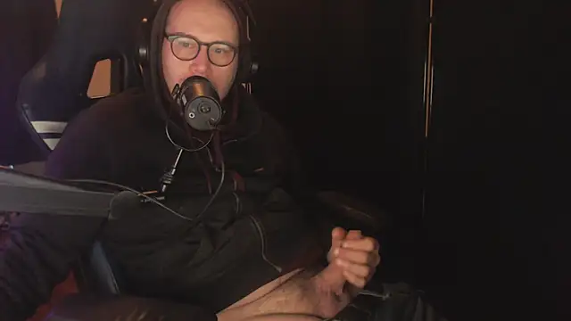 chicostick413 online show from December 18, 2025, 1:48 pm