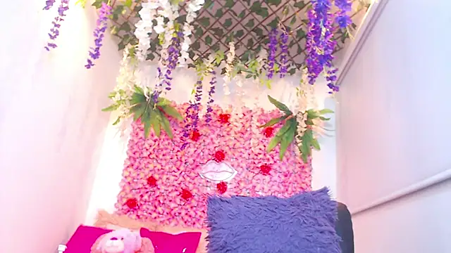 BLONDE SEXYHOT online show from November 3, 2025, 11:30 pm