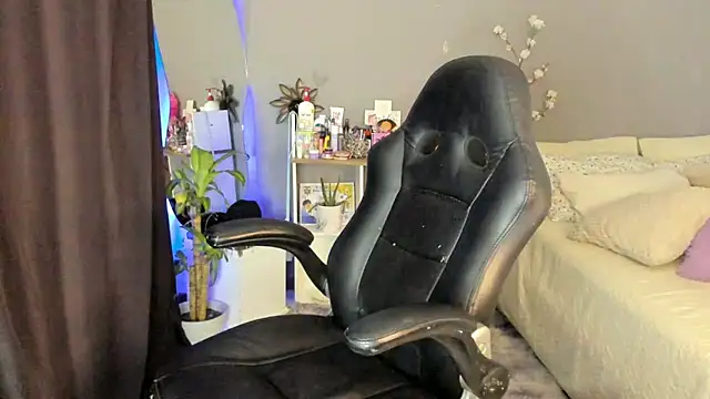 Snapshot of April_Scarlett chatting on February 9, 2025, 1:55 am April Scarlett online show from February 9, 2025, 1:55 am