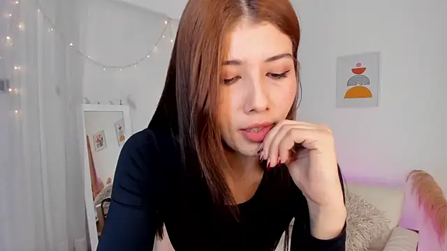 viooletaa online show from October 3, 2025, 7:04 pm