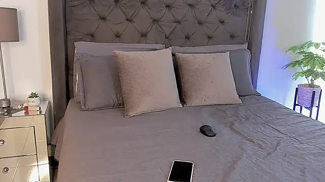 AntonellandJohan online show from September 21, 2025, 4:45 pm