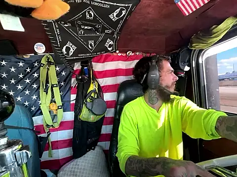 Snapshot of XMeF10 chatting on January 6, 2026, 6:12 pm XMeF10 online show from January 6, 2026, 6:12 pm