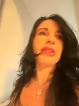 Snapshot of MichelleCara chatting on December 4, 2025, 9:08 am MichelleCara online show from December 4, 2025, 9:08 am