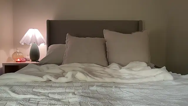 Snapshot of SkylarRay chatting on October 1, 2025, 9:18 pm SkylarRay online show from October 1, 2025, 9:18 pm