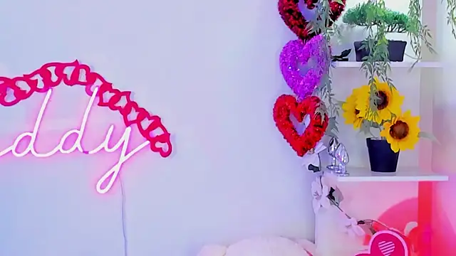 Snapshot of MaddyParisi chatting on February 14, 2025, 12:14 pm MaddyParisi online show from February 14, 2025, 12:14 pm