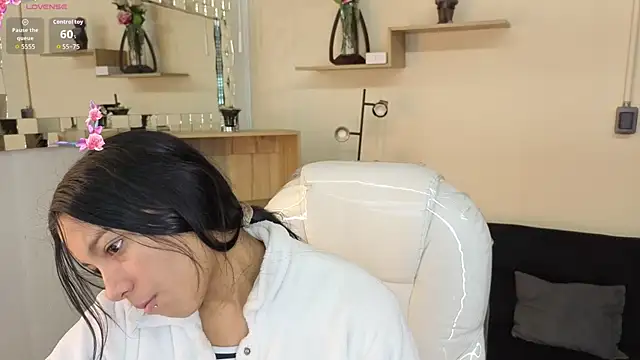 Snapshot of Saray_reyes chatting on November 19, 2025, 12:05 pm Saray reyes online show from November 19, 2025, 12:05 pm