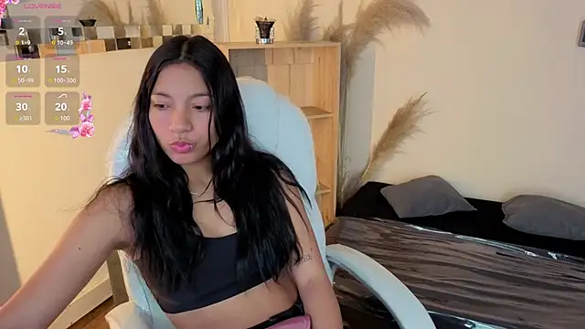 Snapshot of Saray_reyes chatting on October 23, 2025, 12:15 pm Saray reyes online show from October 23, 2025, 12:15 pm