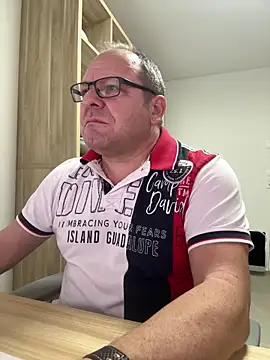 coupleLatinaLovers online show from December 5, 2025, 6:23 am