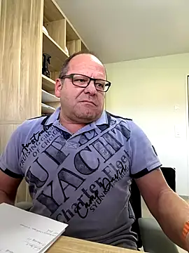 Snapshot of coupleLatinaLovers chatting on October 21, 2025, 10:25 am coupleLatinaLovers online show from October 21, 2025, 10:25 am