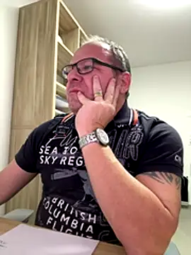 Snapshot of coupleLatinaLovers chatting on November 11, 2025, 6:19 am coupleLatinaLovers online show from November 11, 2025, 6:19 am