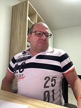 Snapshot of coupleLatinaLovers chatting on October 13, 2025, 4:58 am coupleLatinaLovers online show from October 13, 2025, 4:58 am