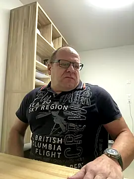 Snapshot of coupleLatinaLovers chatting on November 28, 2025, 6:57 am coupleLatinaLovers online show from November 28, 2025, 6:57 am