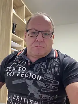 Snapshot of coupleLatinaLovers chatting on October 30, 2025, 6:01 am coupleLatinaLovers online show from October 30, 2025, 6:01 am