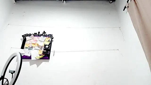 PetiteIvoryQueen19 online show from September 19, 2025, 8:40 am