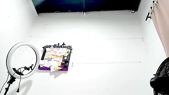 PetiteIvoryQueen19 online show from September 13, 2025, 11:32 am