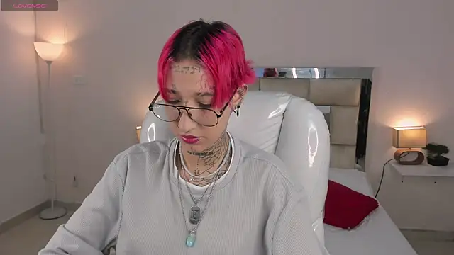 ravengreen  online show from February 8, 2025, 9:46 pm