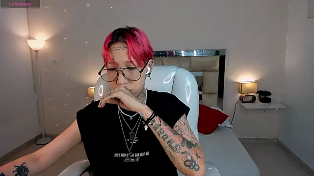 ravengreen  online show from January 28, 2025, 7:42 pm