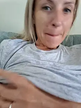 Snapshot of YourJuliena chatting on February 20, 2025, 10:37 am YourJuliena online show from February 20, 2025, 10:37 am