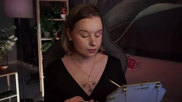 Snapshot of AdeleLoomis chatting on November 15, 2025, 2:15 am AdeleLoomis online show from November 15, 2025, 2:15 am