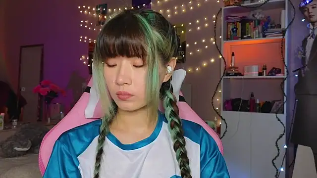 Snapshot of E_v_E_ chatting on November 9, 2025, 11:53 pm E v E online show from November 9, 2025, 11:53 pm