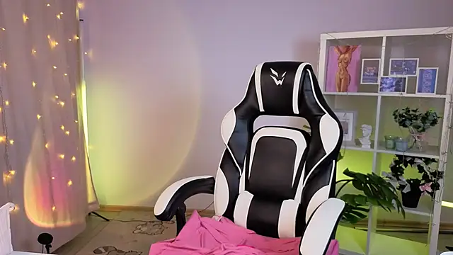 Snapshot of MelissaLovvv chatting on February 27, 2026, 4:45 am MelissaLovvv online show from February 27, 2026, 4:45 am