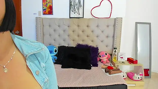 AngeleRoux online show from September 18, 2025, 3:37 pm