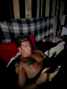 Lovely milk online show from November 17, 2025, 9:30 pm