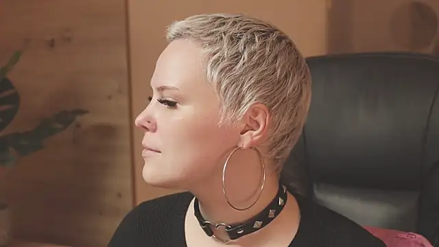 LikaBerry1 online show from November 18, 2025, 12:30 pm