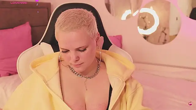 Snapshot of LikaBerry1 chatting on February 25, 2026, 12:38 pm LikaBerry1 online show from February 25, 2026, 12:38 pm