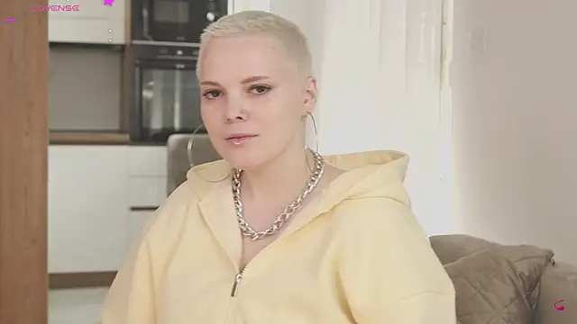 Snapshot of LikaBerry1 chatting on April 12, 2026, 10:18 am LikaBerry1 online show from April 12, 2026, 10:18 am