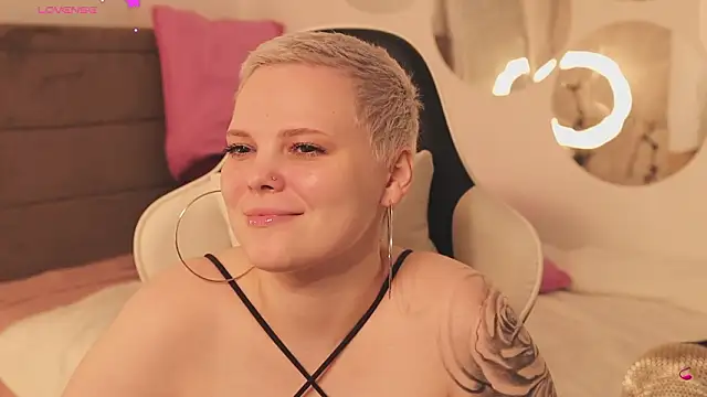 Snapshot of LikaBerry1 chatting on March 7, 2026, 1:05 pm LikaBerry1 online show from March 7, 2026, 1:05 pm