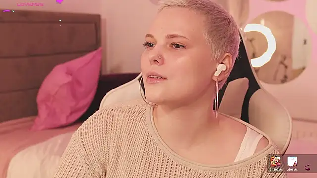 Snapshot of LikaBerry1 chatting on February 11, 2026, 2:39 pm LikaBerry1 online show from February 11, 2026, 2:39 pm