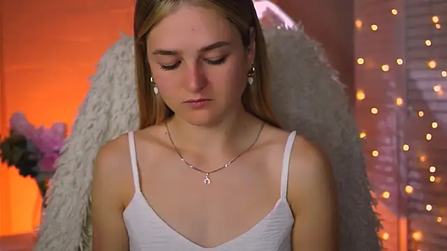 DeboraLarson online show from September 22, 2025, 4:07 am