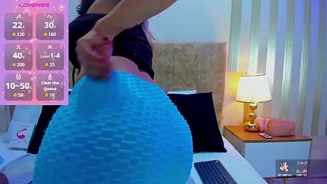 ashley  foxx  online show from October 27, 2025, 1:56 pm